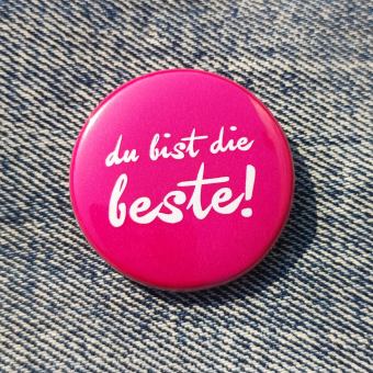 Ansteckbutton du bist die beste! auf Jeans